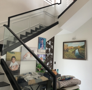 Cầu thang kính tay vịn nhôm