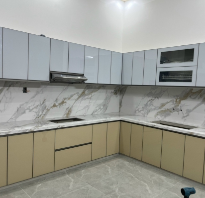 Tủ Bếp Cánh Kính Nhôm Tấm Quảng Ngãi – Hiện Đại, Sang Trọng, Độ Bền Cao