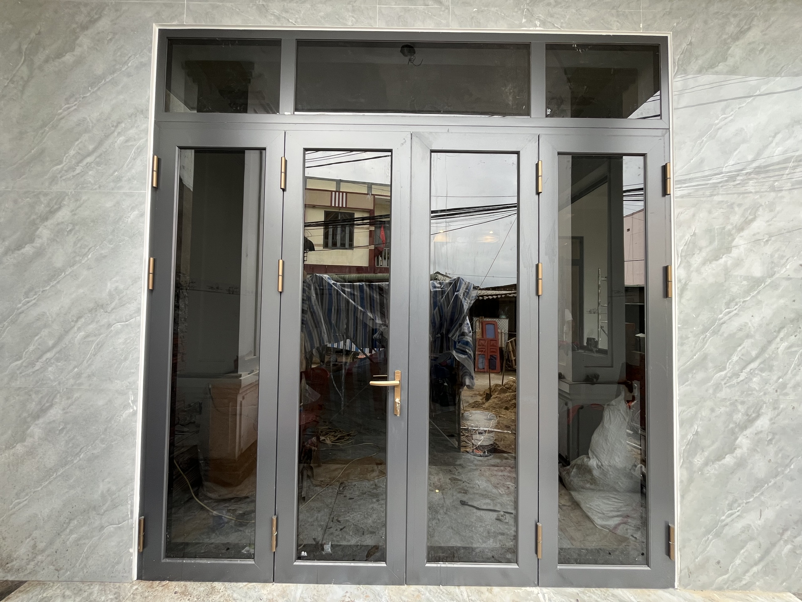 Cửa chính Xingfa Class A hệ 65 sử dụng phụ kiện Cmech tại Lý Sơn