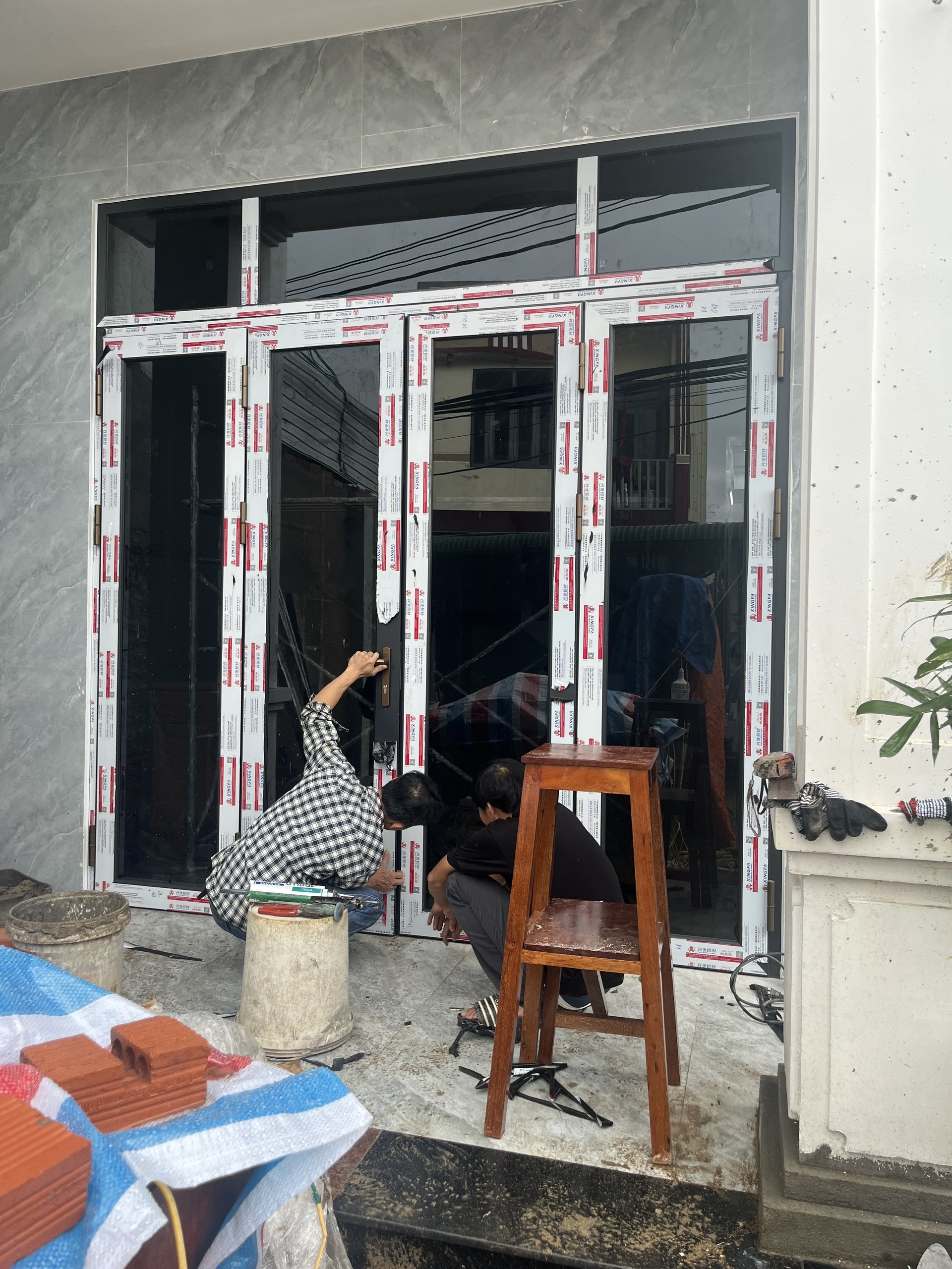 Lắp đặt cửa chính Xingfa Class A hệ 65 tại công trình Lý Sơn Quảng Ngãi