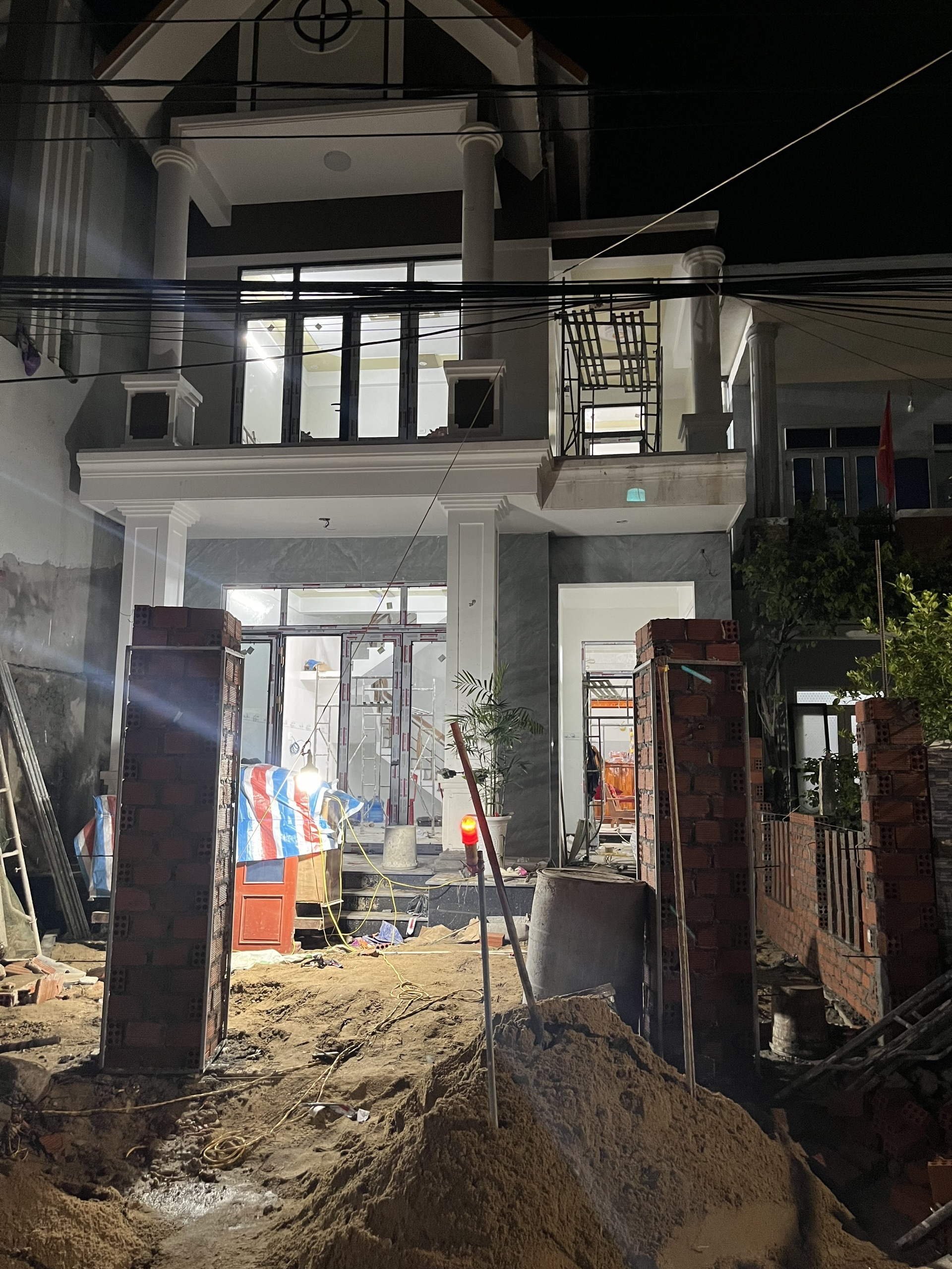 Thi công cửa nhôm Xingfa tại Lý Sơn Quảng Ngãi trong giai đoạn hoàn thiện