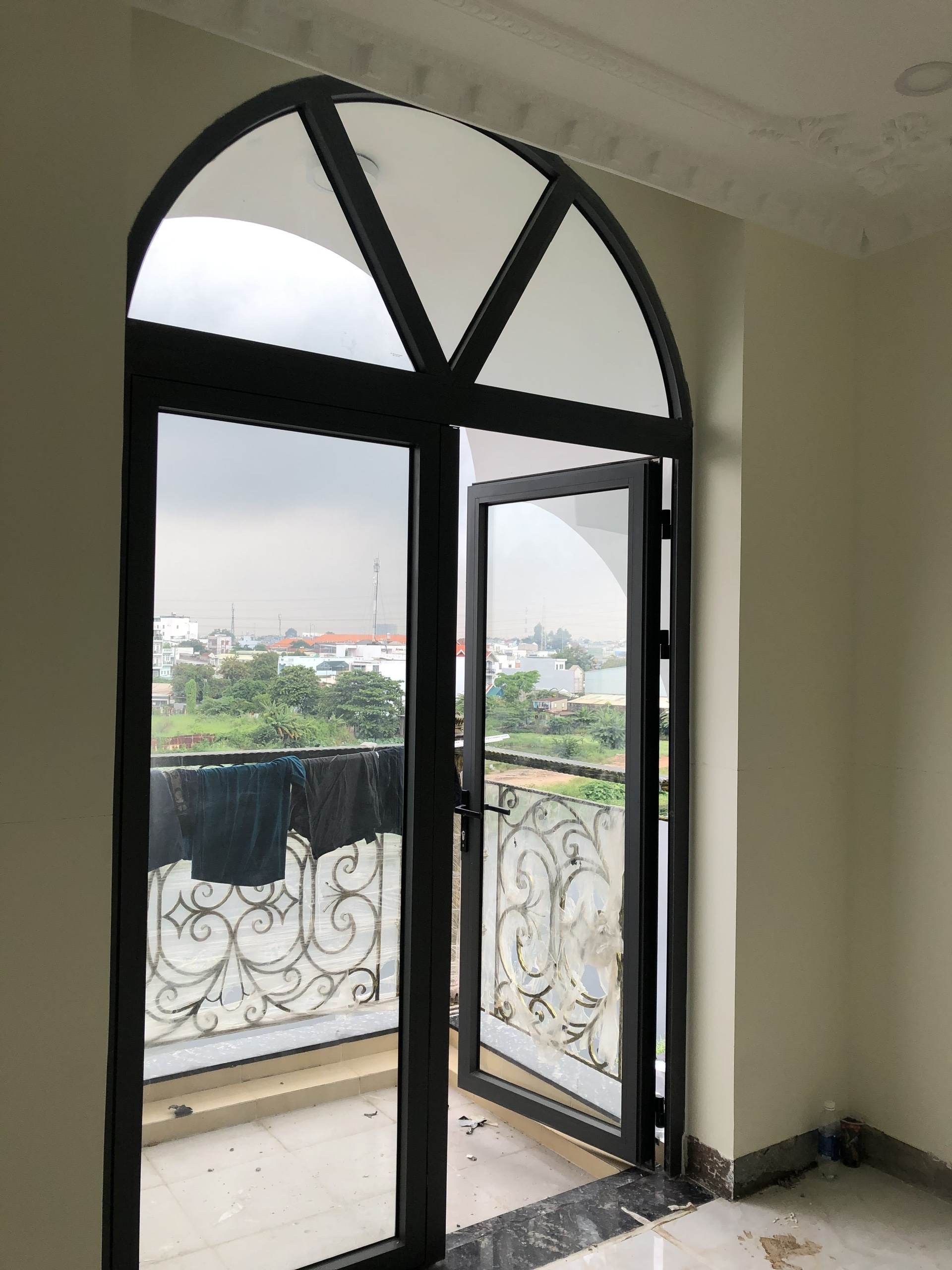 Cửa đi Xingfa hệ 55 mở quay 2 cánh đẹp hiện đại