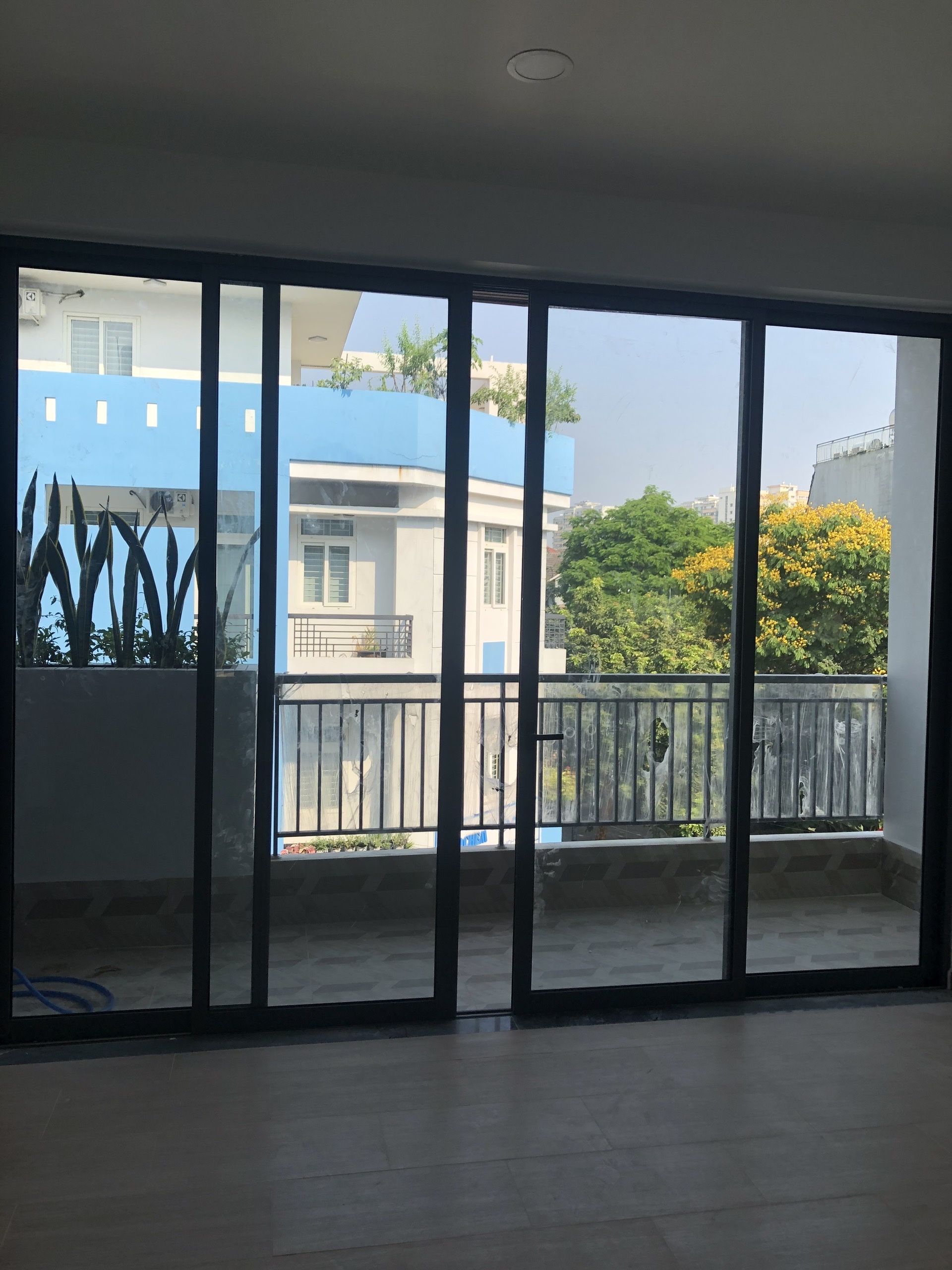 Cửa nhôm Xingfa hệ 93 cửa lùa cho ban công và mặt tiền