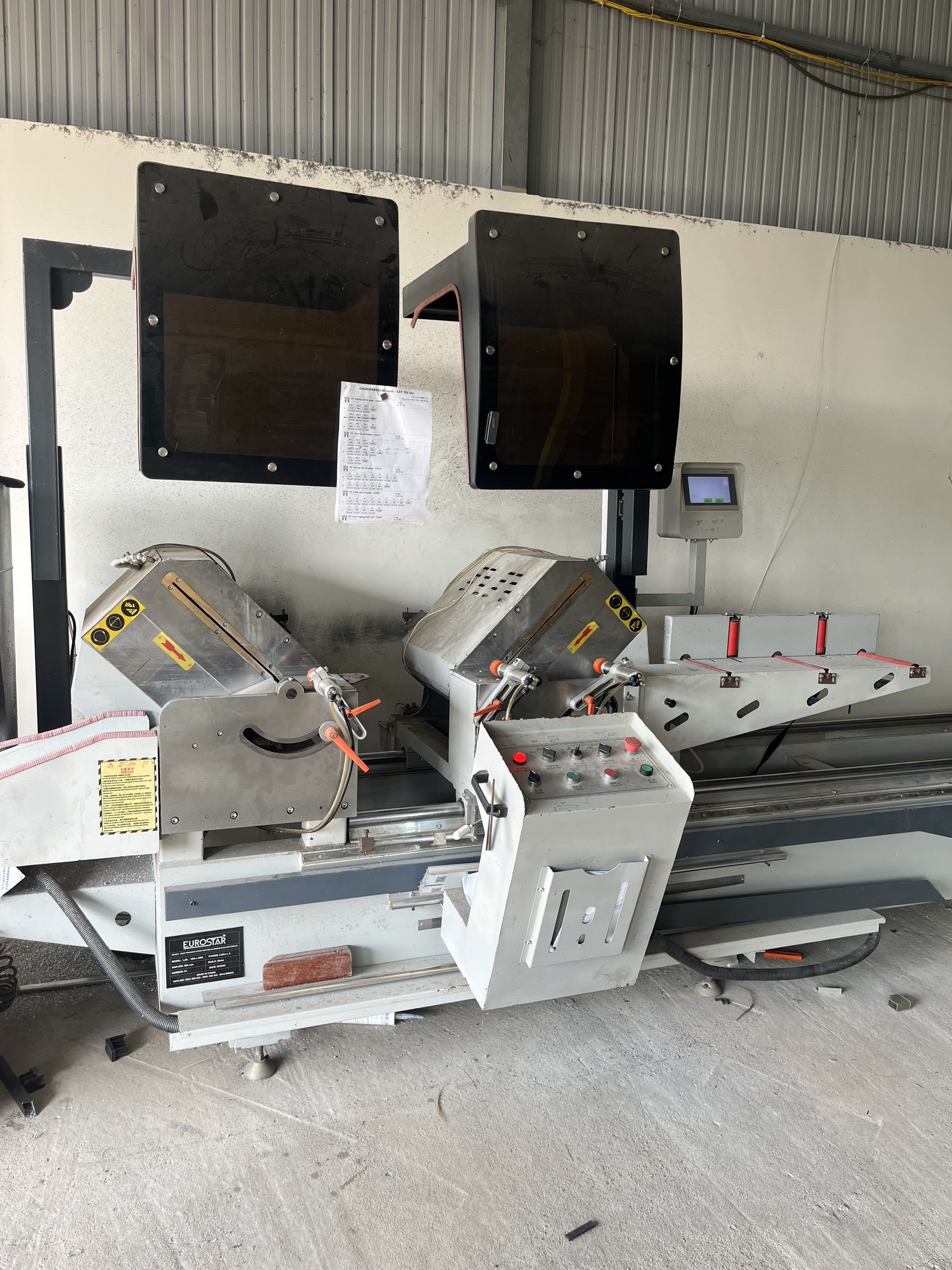 Máy cắt nhôm hai đầu phục vụ gia công cửa nhôm Xingfa chính xác