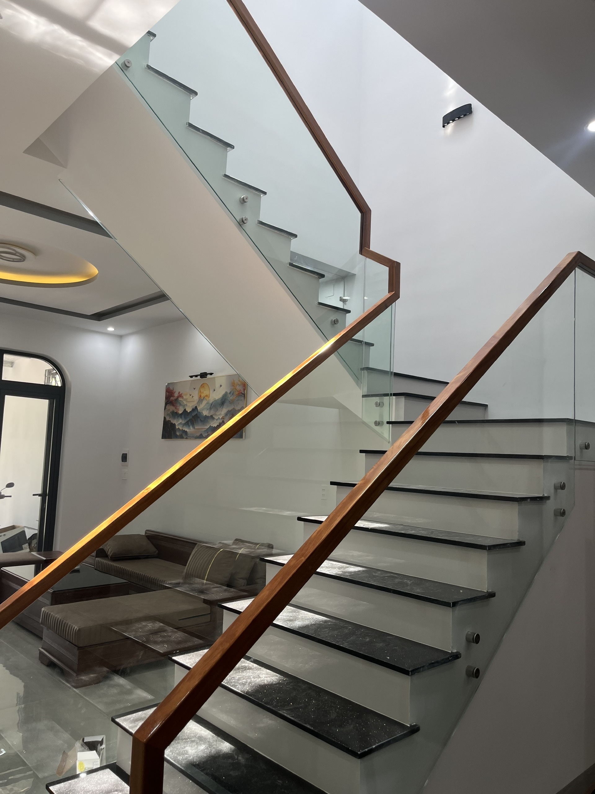 Cầu thang kính tay vịn gỗ tại công trình Tư Nghĩa Quảng Ngãi