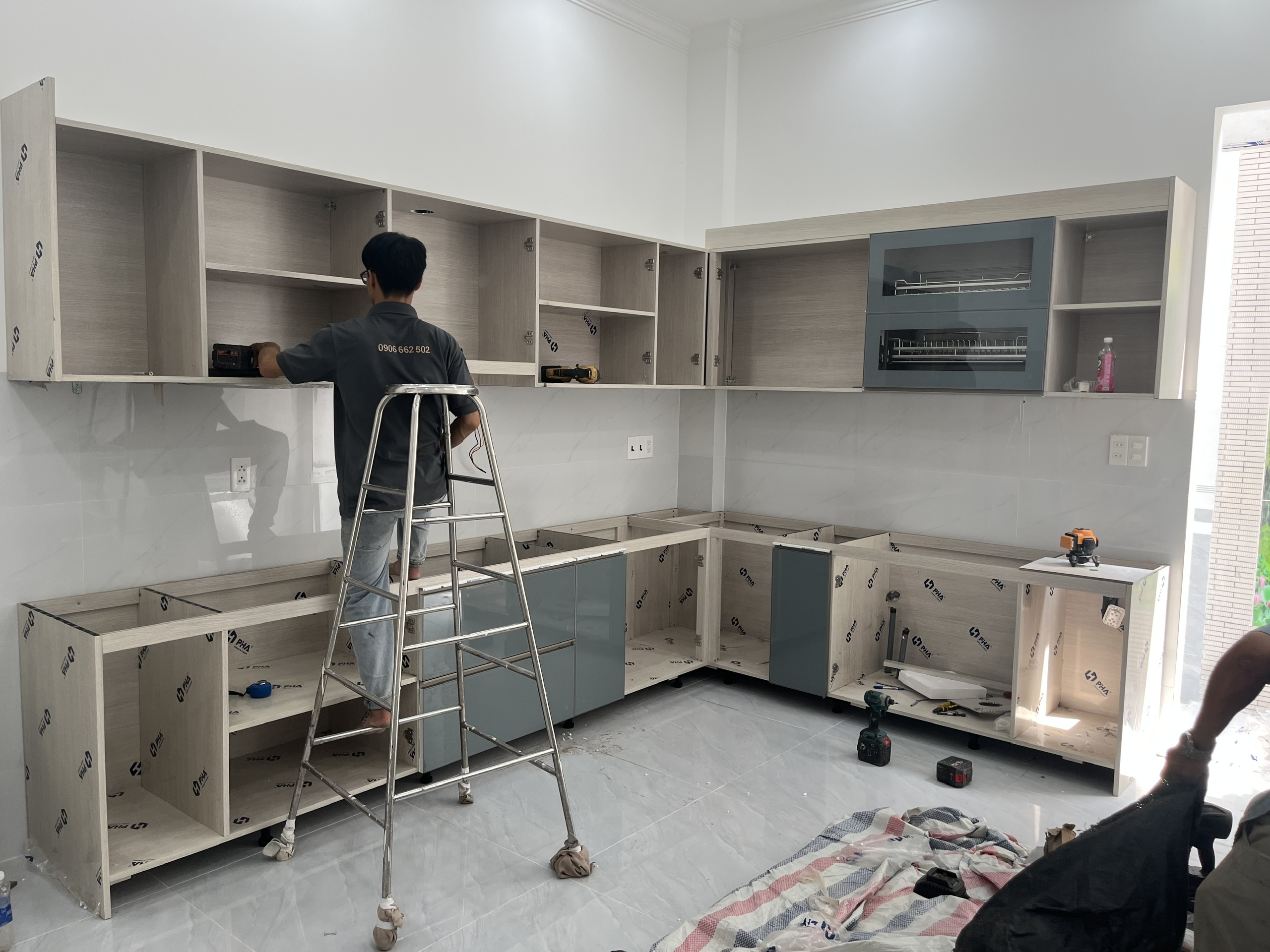 thi công tủ bếp cánh kính tại Quảng Ngãi