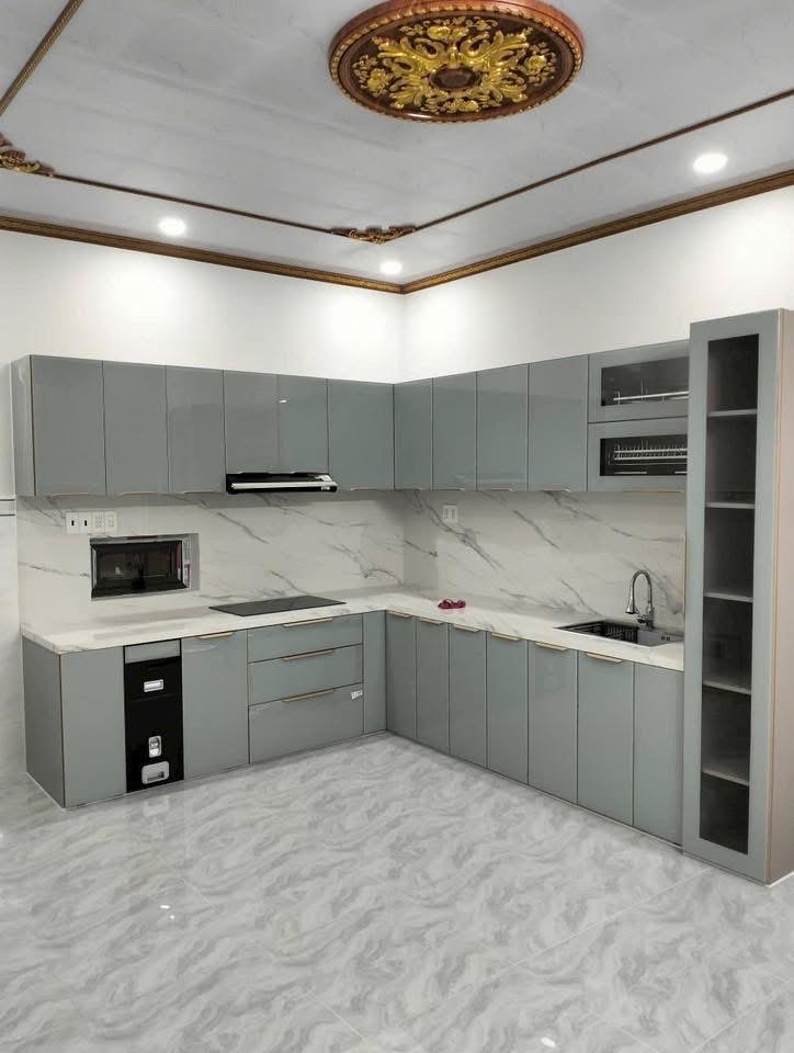 mẫu tủ bếp nhôm kính sang trọng