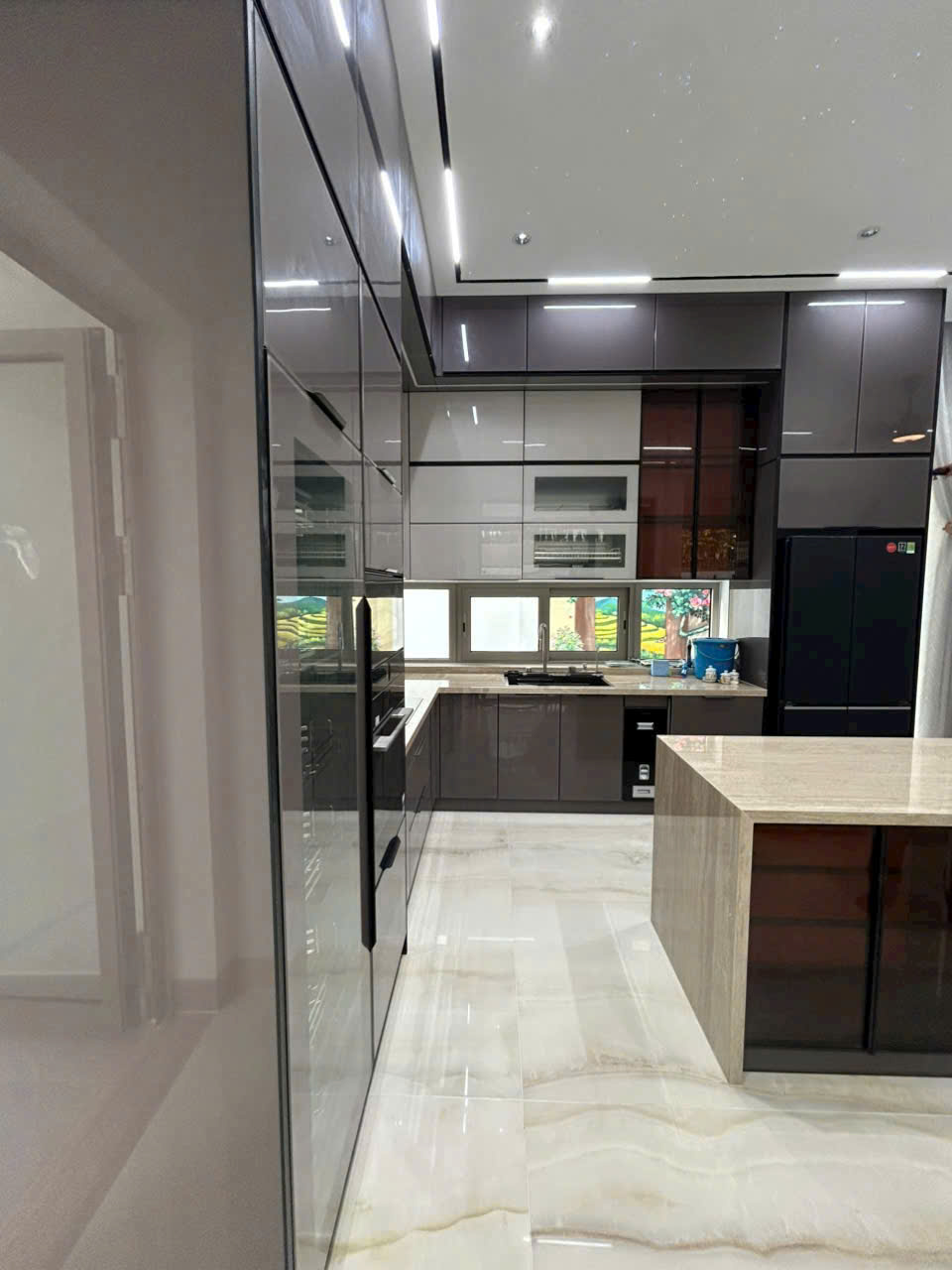 mẫu tủ inox cánh kính cao cấp