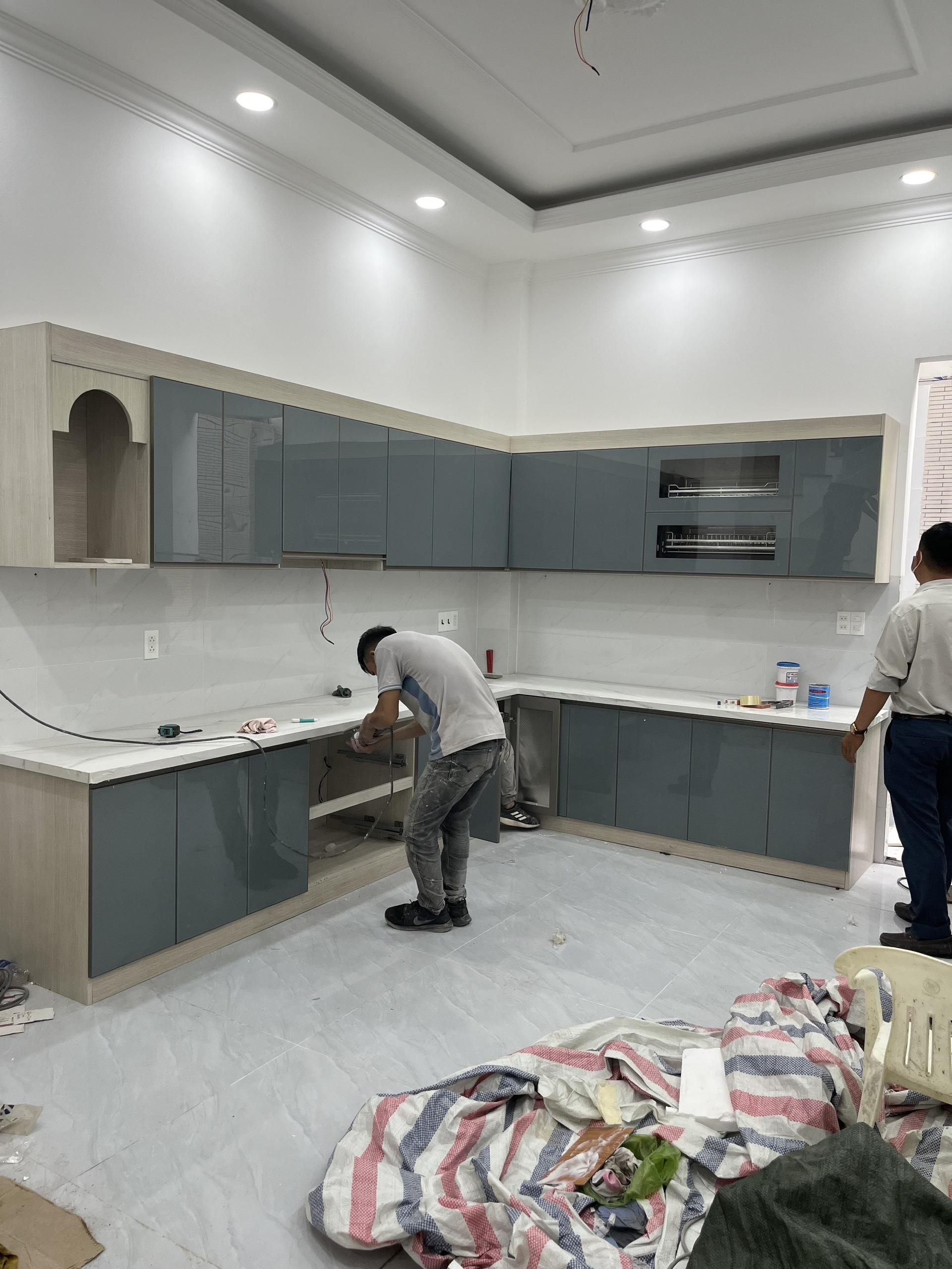 lắp đặt tủ bếp cánh kính nhôm tấm