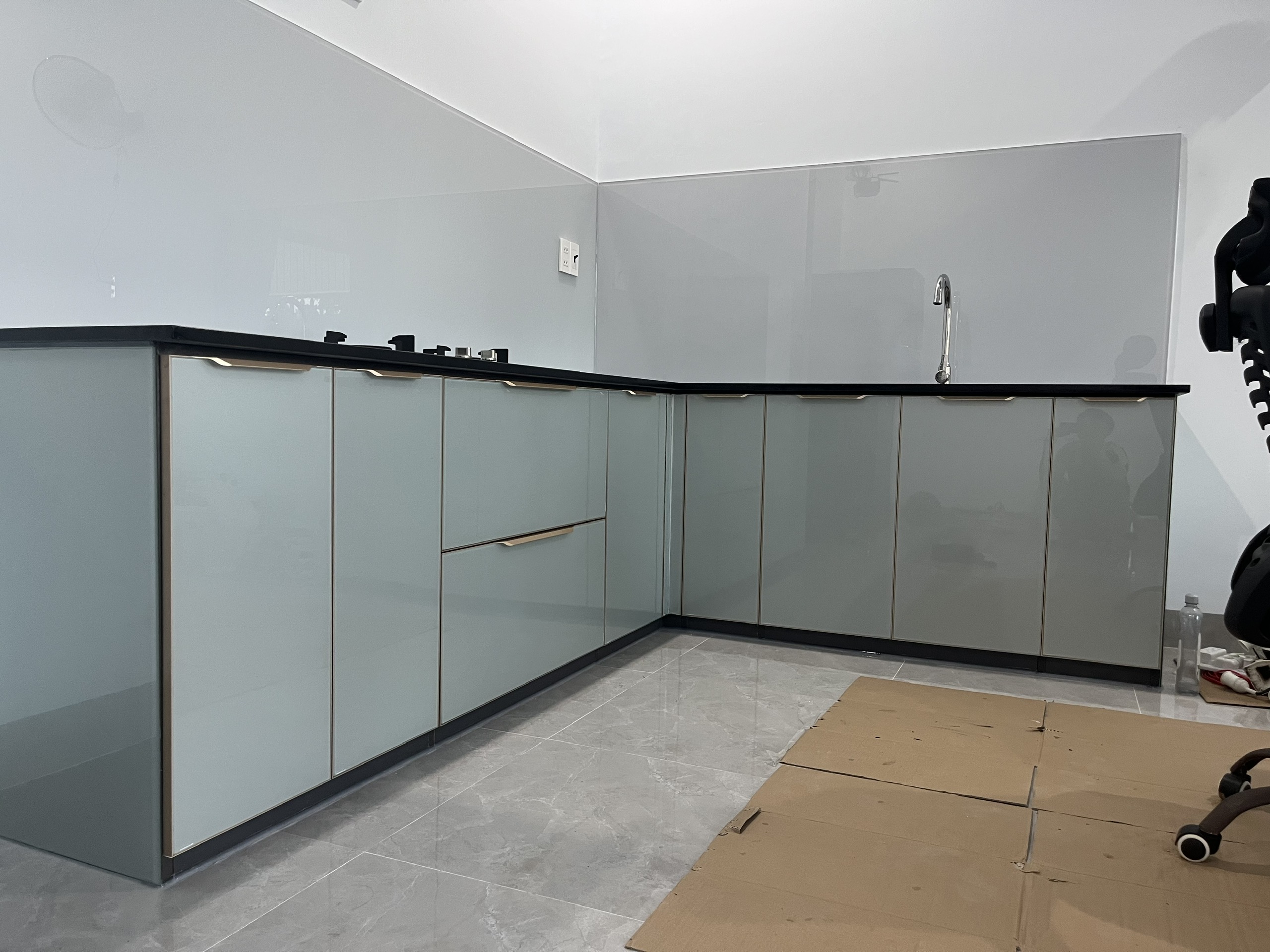 tủ bếp cánh kính tay nắm CNC