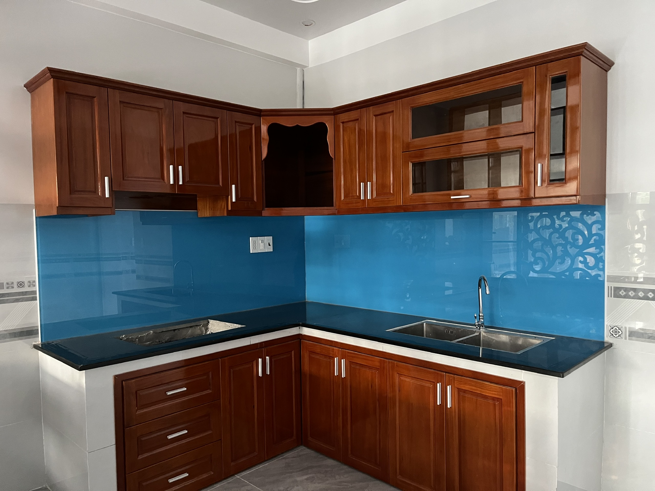 tủ bếp gỗ tự nhiên