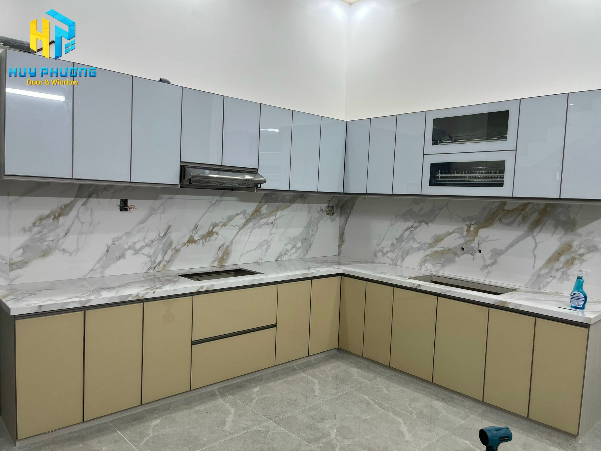 tủ bếp hợp kim nhôm cánh kính hiện đại tại Quảng Ngãi