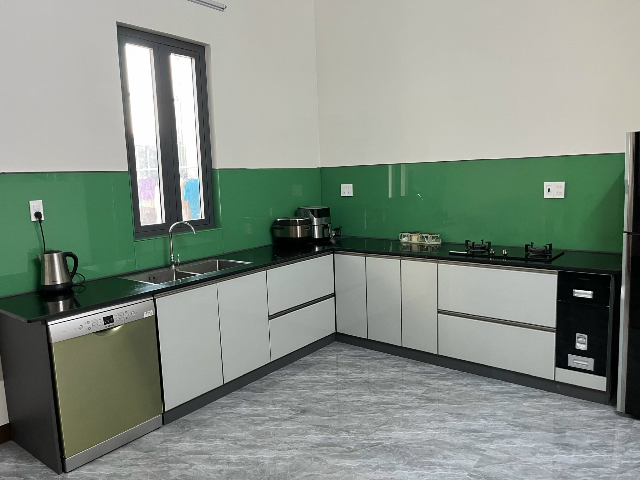 Tủ bếp cánh kinh stay nắm âm