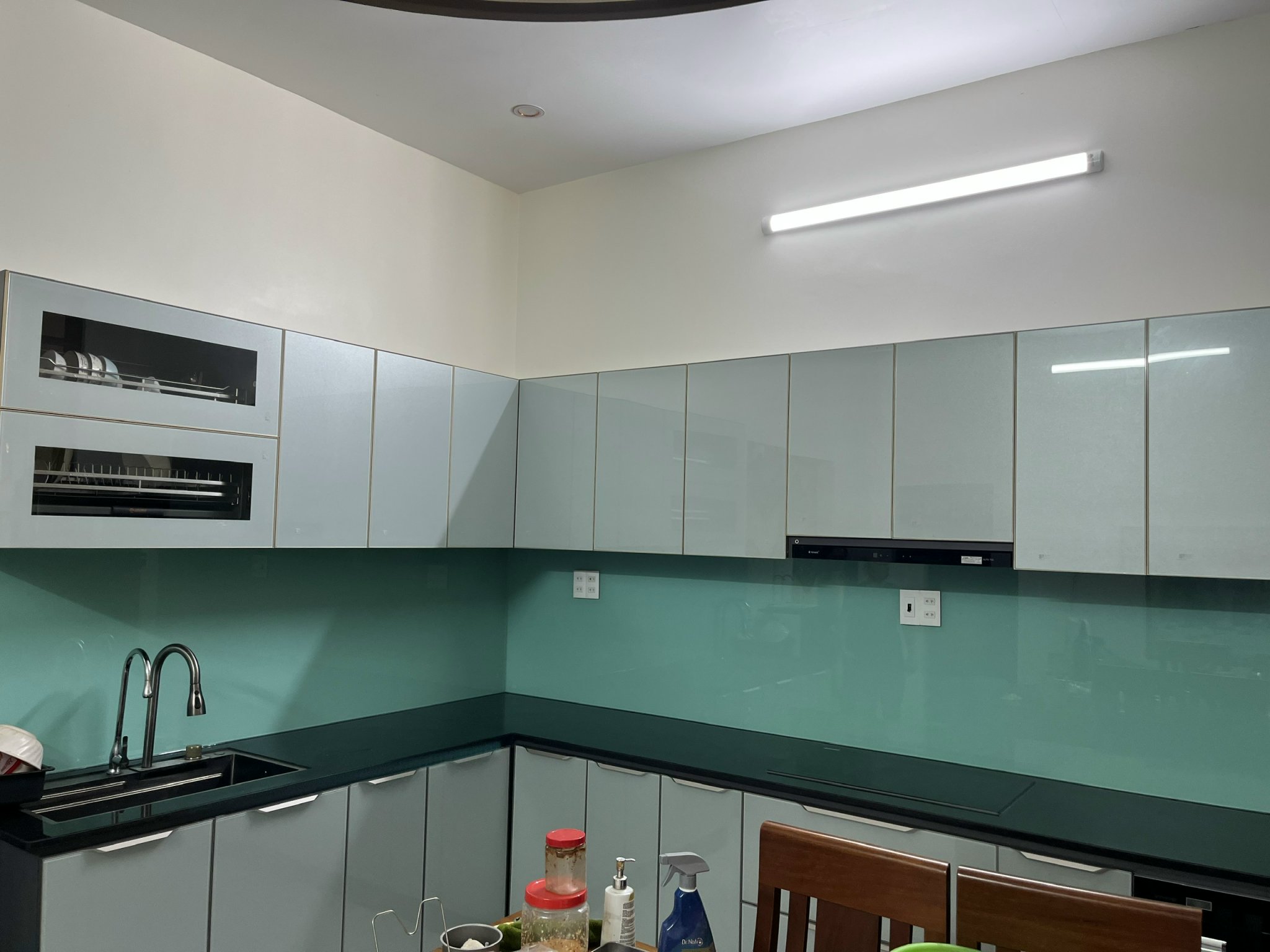 không gian bếp hiện đại với tủ bếp cánh kính