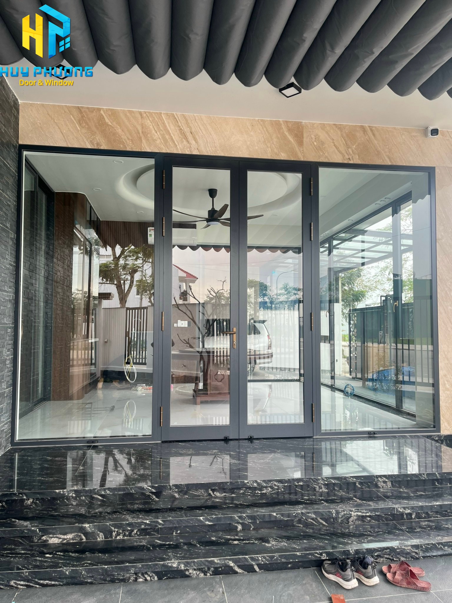 Cửa đi khung nhôm xingfa kết hợp với vách kính
