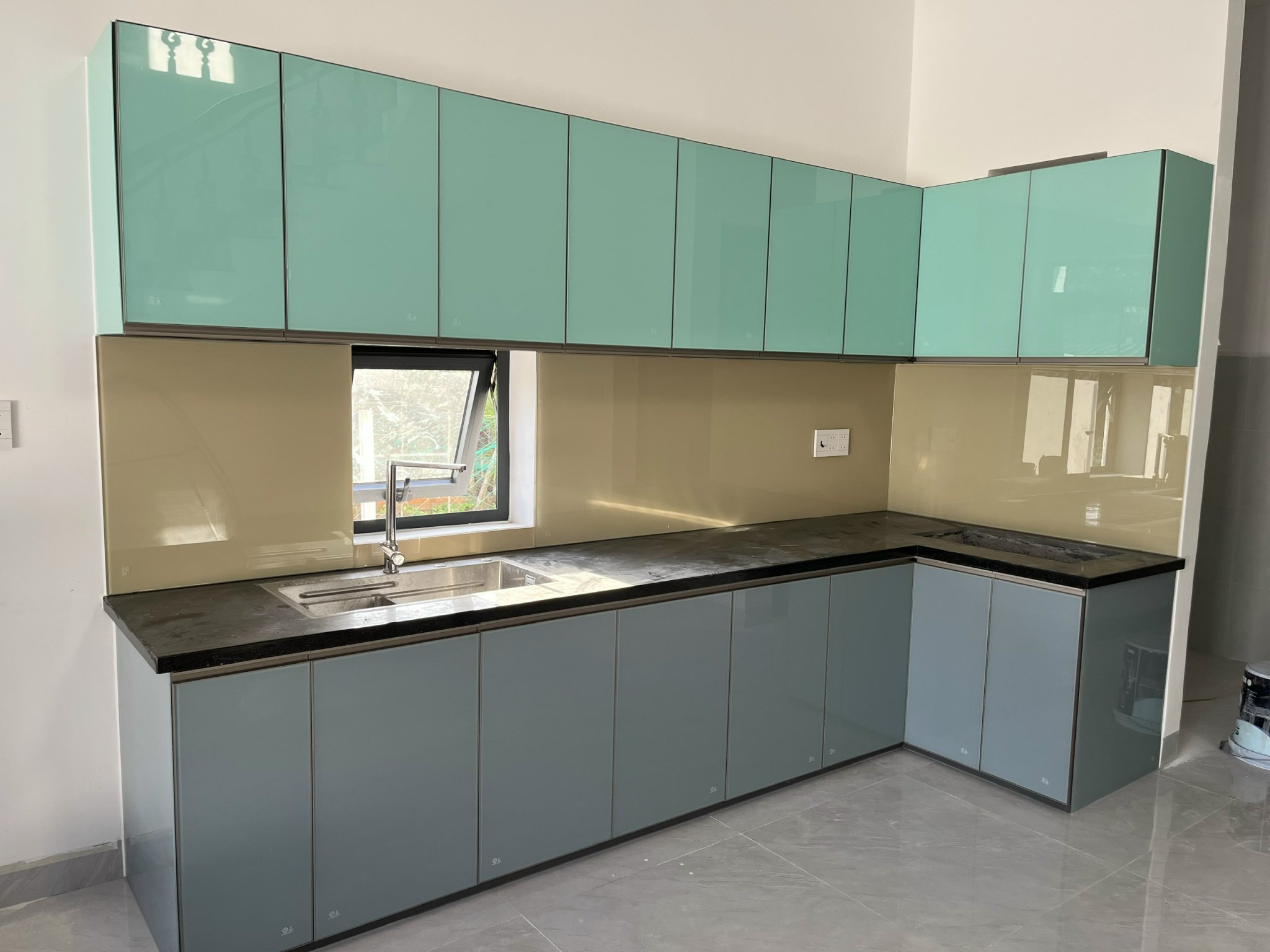 Thi công tủ bếp cánh kính tại Mộ Đức Quảng Ngãi
