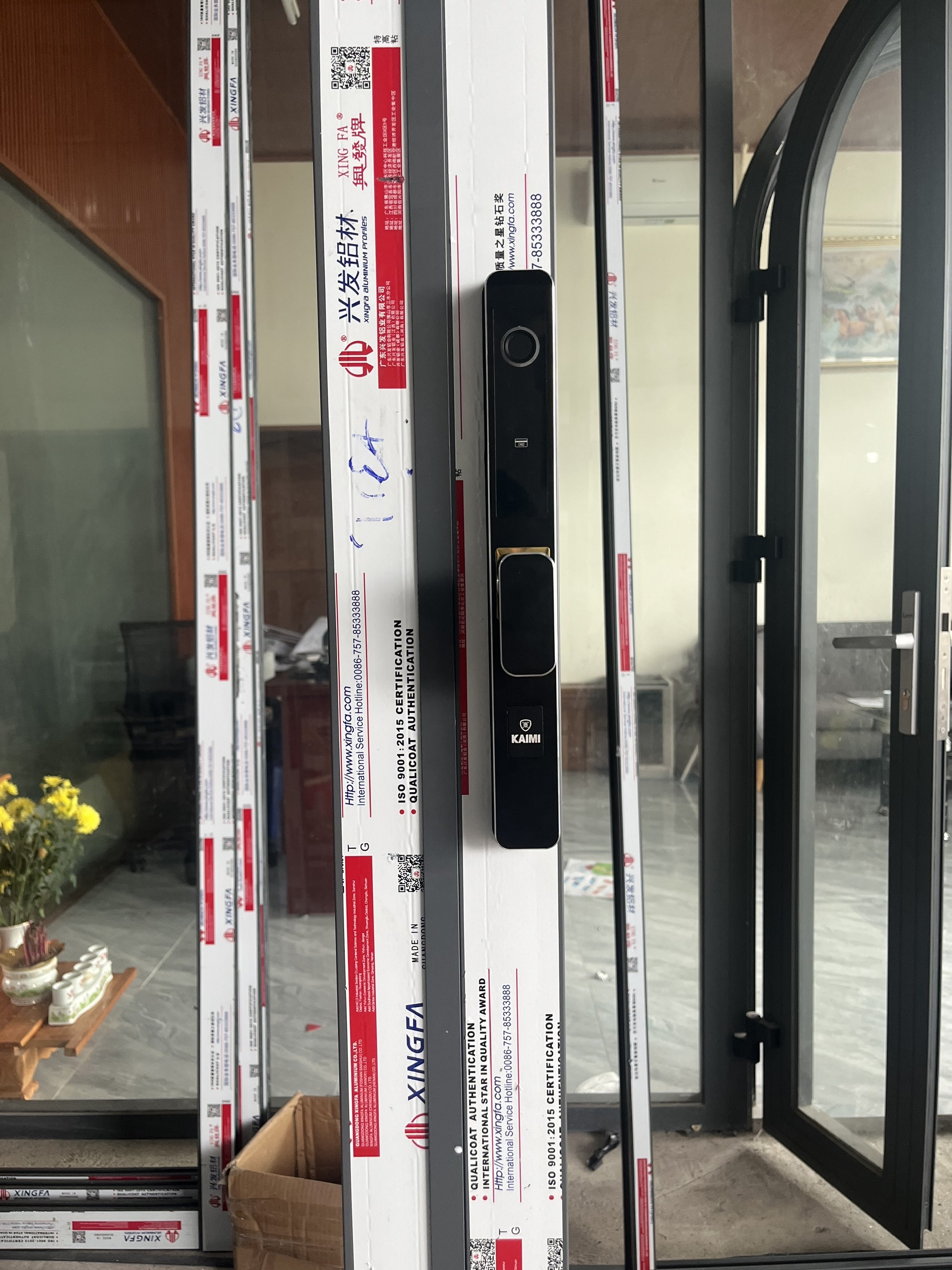 phụ kiện cửa tích hợp vân tay
