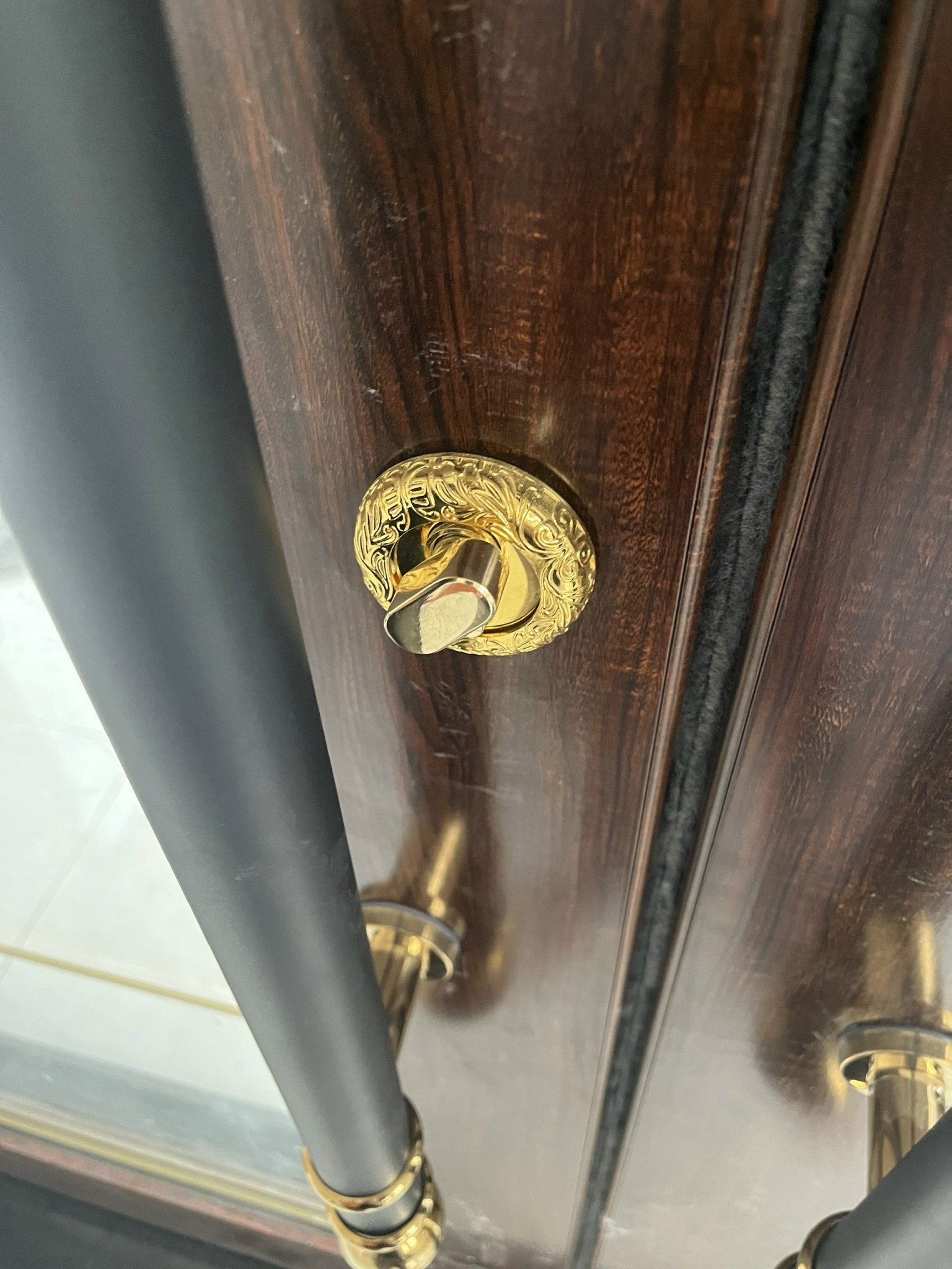 Chi tiết khoá cửa hệ thuỷ lực