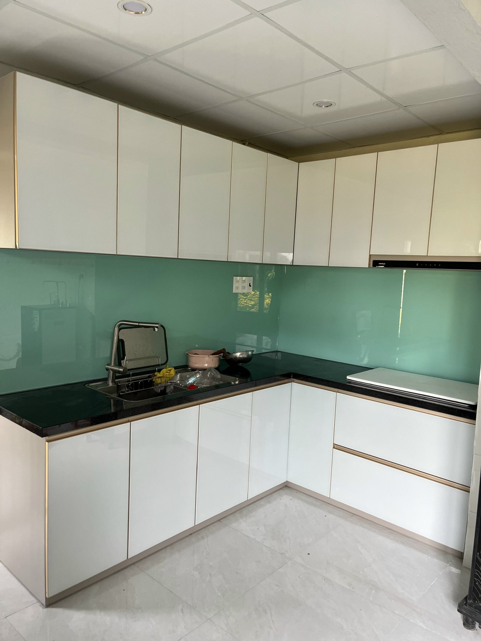 Thi công tủ bếp nhôm kính đẹp