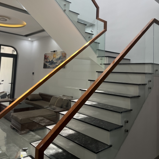 Cầu thang kính tay vịn gỗ