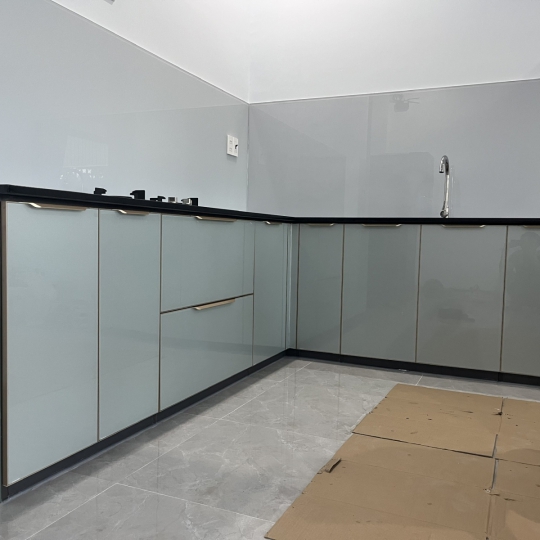 Tủ bếp hợp kim nhôm-cánh kính 2